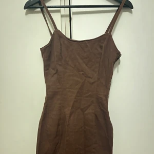 Brun klänning med smala axelband - Snygg jeans brun klänning