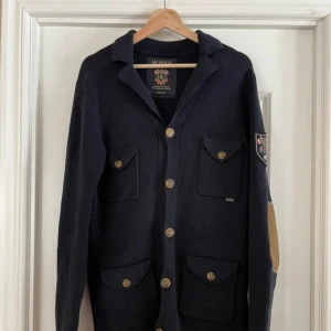 Mörkblå cardigan  från Morris - Snygg mörkblå cardigan jacka från Morris riktigt bra skick. As fet inför våren, hör av dig vid frågor eller funderingar svarar alltid✅