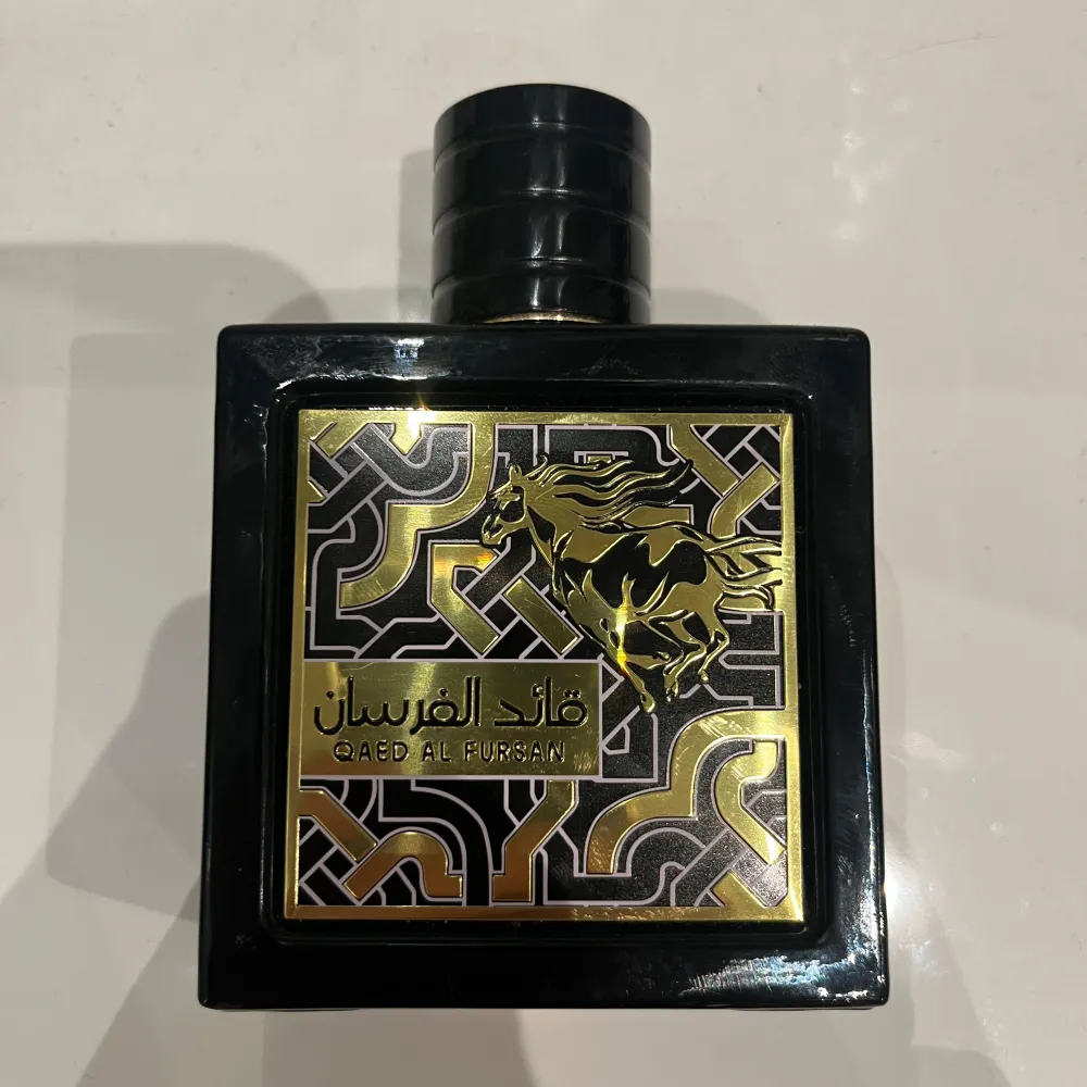 Säljer en parfym som nästan är full som man kan se på sista bilden. Vid frågor hör av dig.. Perfume.