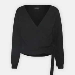 Svart omlottkofta  - Snygg svart omlottkofta från Even&Odd med knytning i sidan. Den har inga defekter och är knappt använd, perfekt för en stilren look. Passar bra till alla outfits i alla tillfällen. Pris kan diskuteras vid snabb affär!❤️