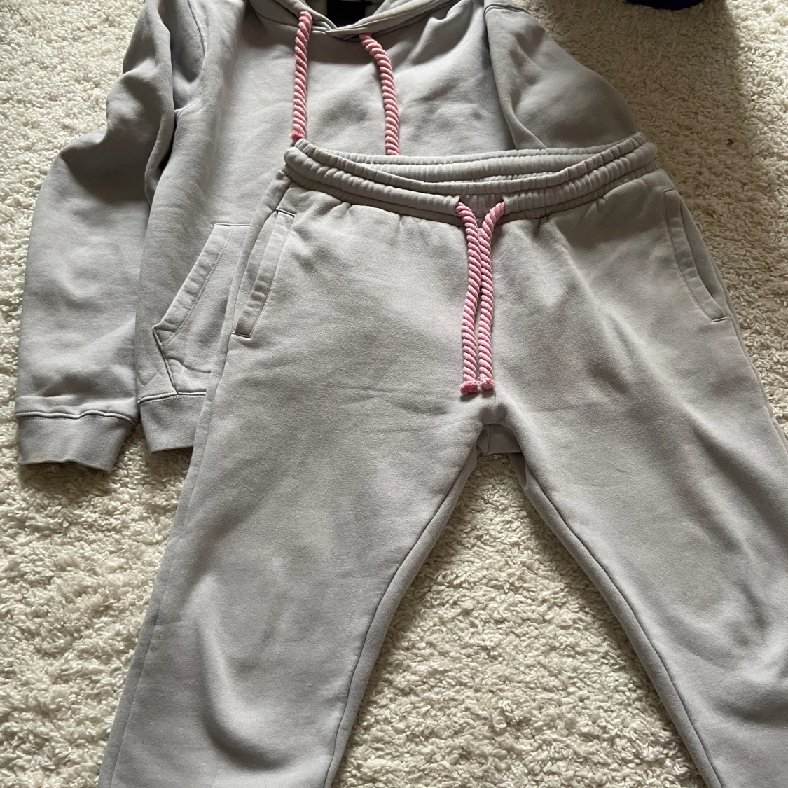 Syna world Grå hoodie och byxor med rosa detaljer - 2