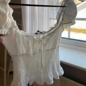 Vit sommrig topp med volanger🌸 - Vit topp från Gina. Använd fåtal gånger🥰