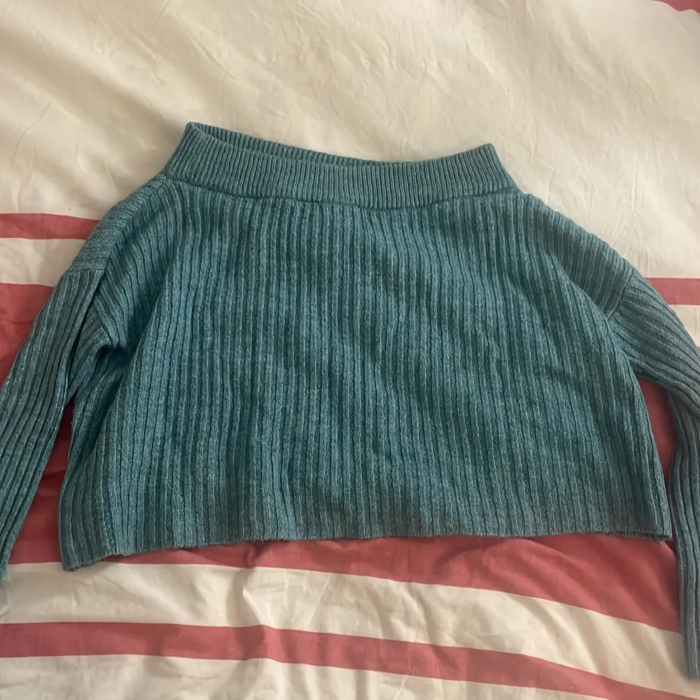 Säljer en snygg blå ribbad tröja från NA-KD. Tröjan har en croppad passform och långa ärmar, perfekt för en trendig look. Den är mjuk och bekväm, idealisk för kyligare dagar. Passar bra till både jeans och kjol. 💙. Neuletakit & Villapaidat.