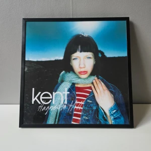 Kent - Albumaffisch, 31.5x31.5cm  - Kent - Hagnesta Hill albumaffisch, 31.5x31.5cm  Helt ny - Passar bra i IKEAs tavelram Lomviken!  Skickas i papprulle - Ramen ingår inte!