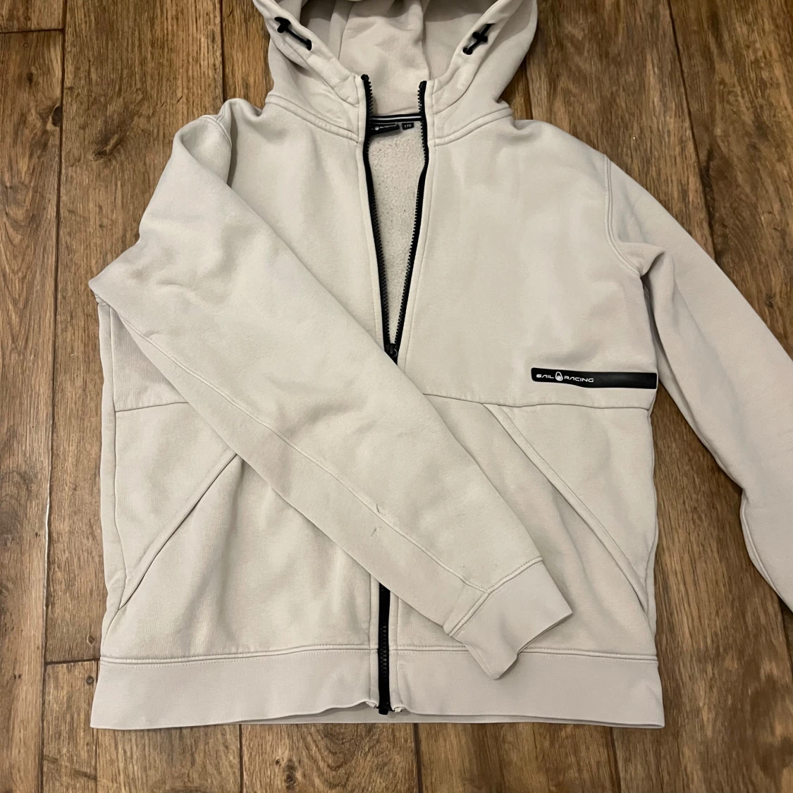 Beige huvtröja från Sail Racing