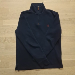Mörkblå Ralph Lauren Half zip - Säljer en super snygg Polo Ralph Lauren half zip i storleken XS. Tröjan är i väldigt bra skick och knappt använd. Har du andra frågor är det bara att meddela, priset kan diskuteras.