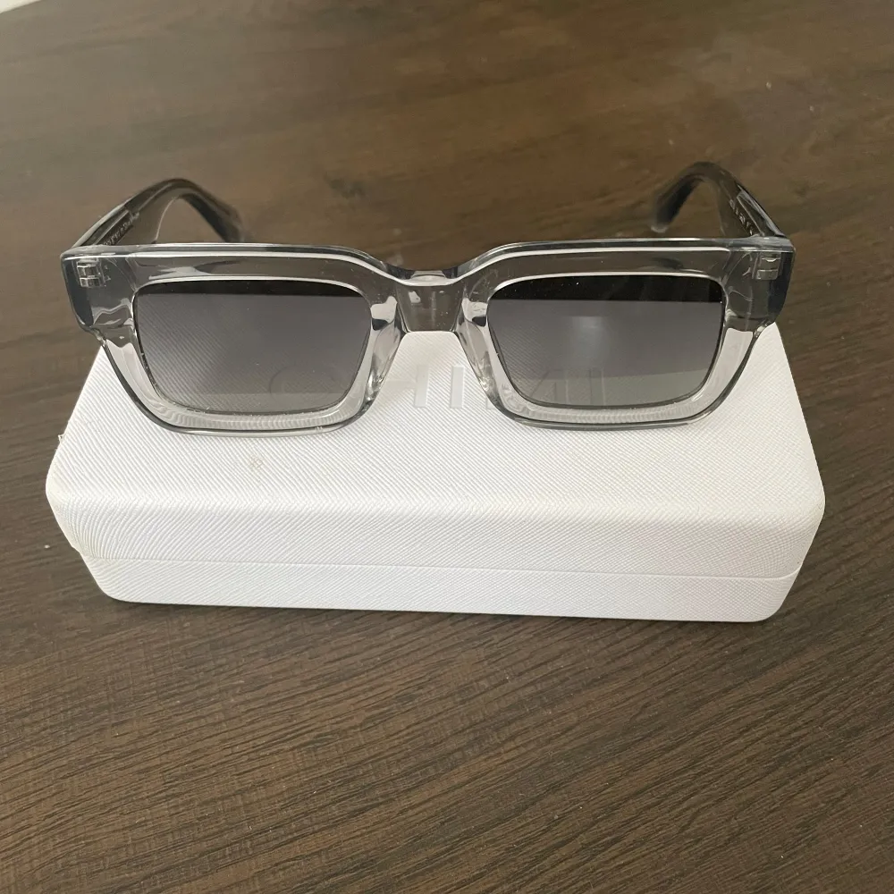 Chimi 05 Grey. Nytt skick. Kommer i påse, fodral tillkommer ej. Nypris: 1350kr. Asusteet.