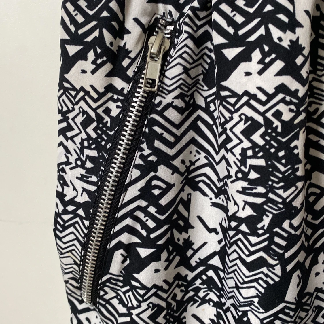 Svartvit mönstrad klänning från Miss Milla - 3