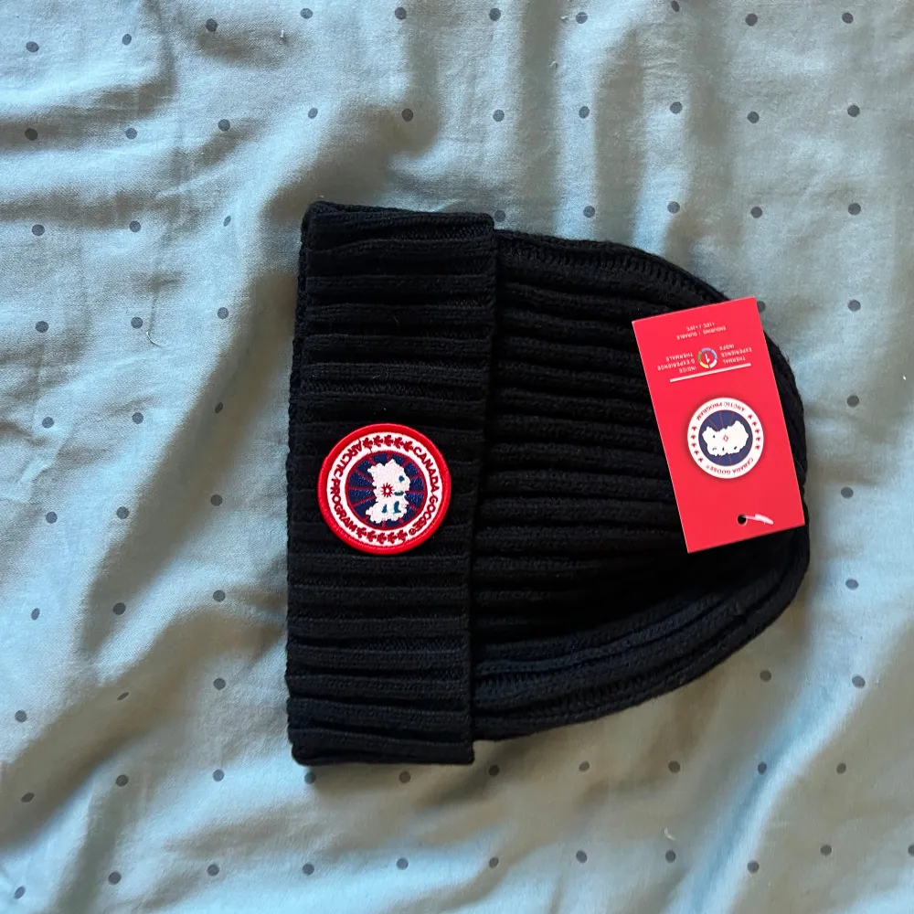 Säljer en Canada Goose-mössa i nyskick. Aldrig använd och kommer med originaltag kvar. Perfekt för vintern, varm och stilren. . Asusteet.