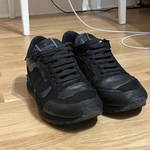 Valentino rockrunner - Säljer dessa asfeta Valentino rockrunner i storlek 40 men passar även 41 också 7/10 skick men dom har mycket mer att ge! Tveka inte att höra av er vid frågor!