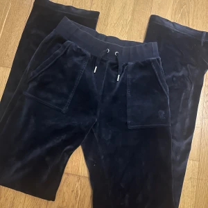 Juicy couture - Säljer ett par svarta juicy mjukisbyxor