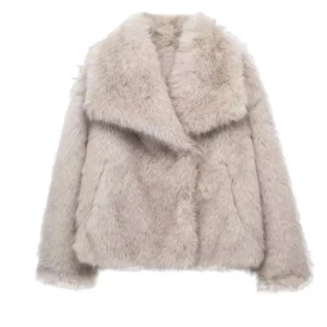 Beige/grå pälsjacka - Säljer min pälsjacka från Novaro💞 Den är i jättebra skick. Perfekt för utekväll! 