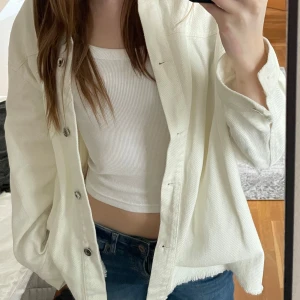 Zara jacka - Säljer denna snygga krämvita jeansjackan från Zara. Är lite oversized, perfekt som en tunn jacka till våren eller sommaren! Är i storlek S och nästan aldrig använd.