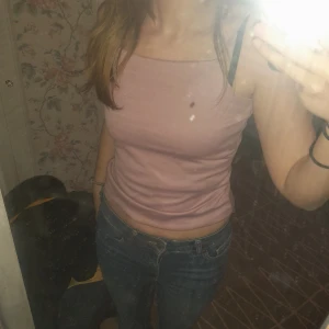 Lila/ rosa topp - Säljer en söt rosa ärmlös linnetopp. Perfekt för varma dagar och kan enkelt matchas med jeans eller kjol. Toppen har en enkel och stilren design.