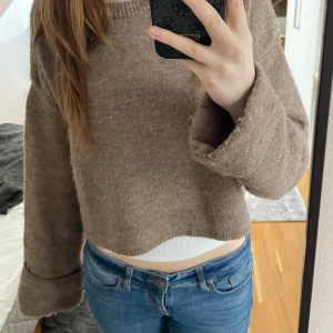 Brun stickad tröja - Säljer denna supermysiga bruna stickade tröjan från Nelly. Verkligen så skön att ha på sig och passar till så mycket! Är lite noppig, men inget jag tycker stör särskilt! Är i storlek S, hör av er om frågor💕