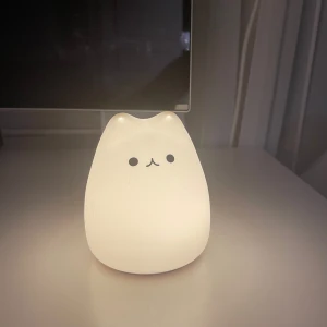 Katt lampa - Säljer en katt lampa som kan byta färg eller bara vara vit. Det finns två lägen och den ena är att katten är vit hela tiden och inte förändras och det andra läget är att katten byter färger av sig själv i regnbågens färger. Lampan har används några gånger men är som ny. Du stänger av lampan genom att trycka på knappen under den men om du vill byta mellan de två lägen sätter du bara din hand försiktigt på lampan☺️