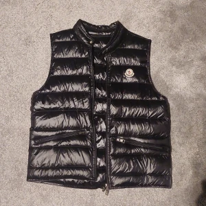 Moncler Gui Väst  - Snygg svart Moncler Gui väst || Storlek 1 passar S || NFC scan funkar 