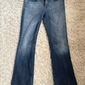 Blå bootcut jeans - Snygga blå bootcut jeans, lite mer baggy och straight. Aldrig använt!! För långa på mig som är 160cm, går dock att sy upp och ta ner byxorna! Skulle säga att de är i storlek S-M