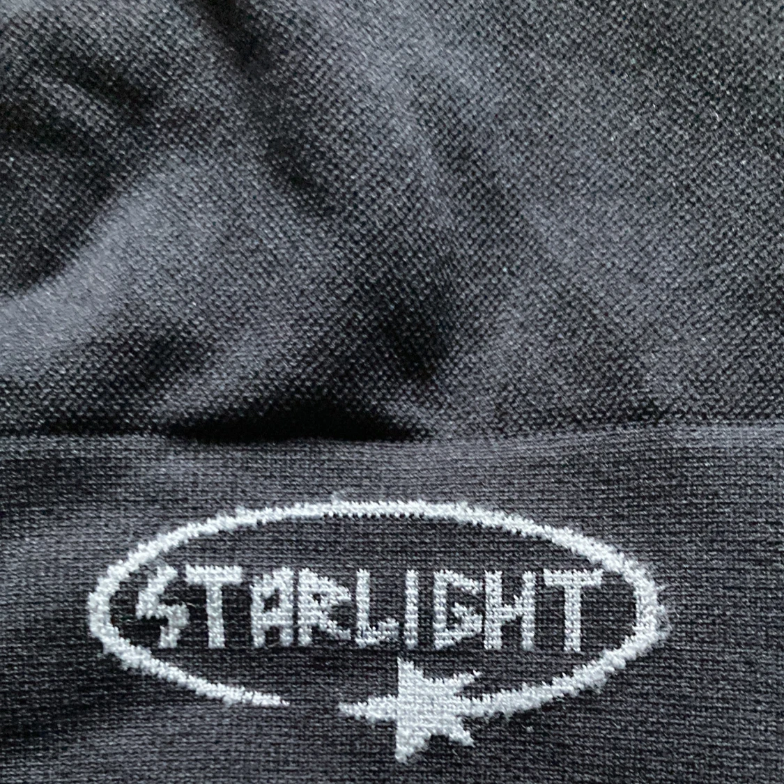 Svart og starlight mössa med grå/vit märke - 1