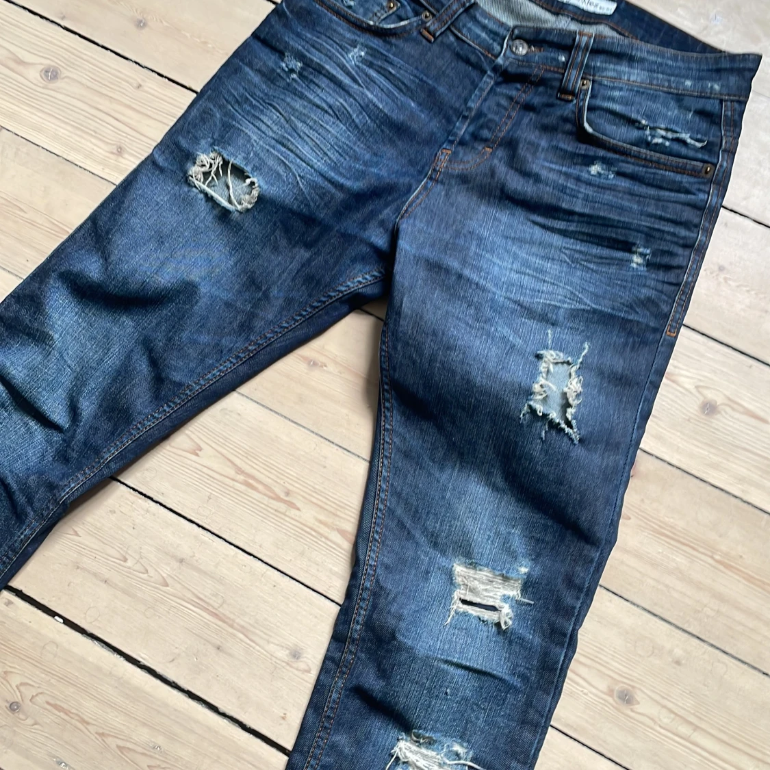 Blå jeans med slitningar från Just Junkies - 3