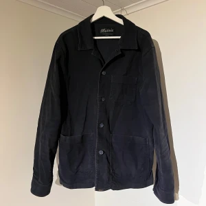 Mörkblå Morris Overshirt  - Säljer denna sjukt snygga Overshirten från Morris⭐️ Färgen är mörkblå och storleken är M⭐️Jackan har inga defekter och skicket är utomordentligt🙌🤝 Sjukt najs passform och material också⭐️🙌 Tveka inte på att höra av er dig vid minsta fråga eller fundering😊