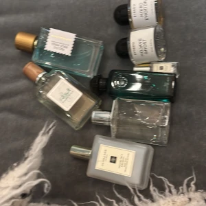 Samling av parfymer - En samling av olika parfymer i varierande flaskor. Flaskorna har olika färger som blå, grön och klar, med detaljer som trä- och metallock. Märkena varierar och flaskorna har olika former och storlekar. Perfekt för den som vill ha ett urval av dofter att välja mellan. Ordinarie pris 11000kr . Kan bara mötas i Stockholm centrum tvyvär