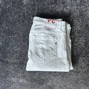 Dondup George - Skit feta dondup George i vit färg perfekt inför sommaren. Det är storlek 34 men sitter som 33 skulle jag säga. Kom gärna med frågor och prisförslag!