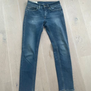 Blå jeansbyxor från Dondup - Snygga blå jeansbyxor från Dondup med en klassisk femficksdesign. De har en lätt slitning för en trendig look och är tillverkade i en bomullsblandning för komfort. Perfekta för en avslappnad stil.