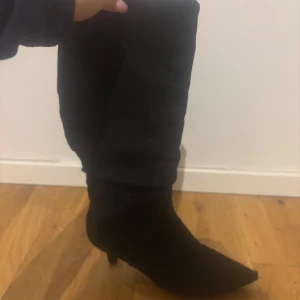 Svarta stövletter med spetsig tå - Snygga svarta stövletter med spetsig tå. Perfekta för en stilren look. Passar bra till både kjol och klänning.