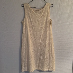 Student klänning - Säljer en spets student klänning . Köpt i Dubai från butiken ”Max”, storlek EUR 38. Créme vit 