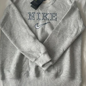 Nike sweatshirt - Stilren sweatshirt ifrån Nike i storlek M! Skick 10/10, hör av dig vid minsta fråga🤗