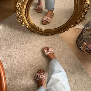 Randiga sandaler med knutdetalj - Snygga sandaler med randigt mönster i rosa och beige. De har en knutdetalj på ovansidan och en bekväm sula. Perfekta för en avslappnad sommarlook. 36-37