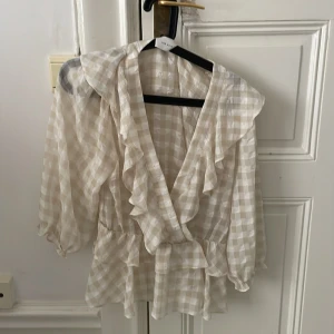 Neo Noir - Topp från Neo Noir. Köpt i Köpenhamn, Perfekt till våren 