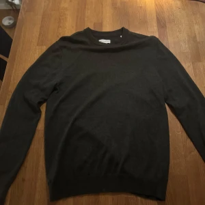 Merino ull tröja - Säljer min mörkgröba merino ull tröja från The Glory Days, har endast använt den 2 gånger och har endast blivit handtvättad en gång! Nypris 799