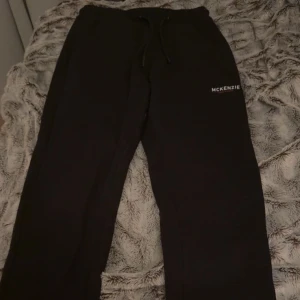 Svarta mjukisbyxor från McKenzie - Säljer ett par svarta mjukisbyxor från McKenzie med snörning i midjan. 
