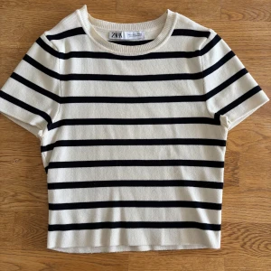 Randig kortärmad topp från Zara - Söt topp köpt på Zara💕 Använt ett fåtal gånger