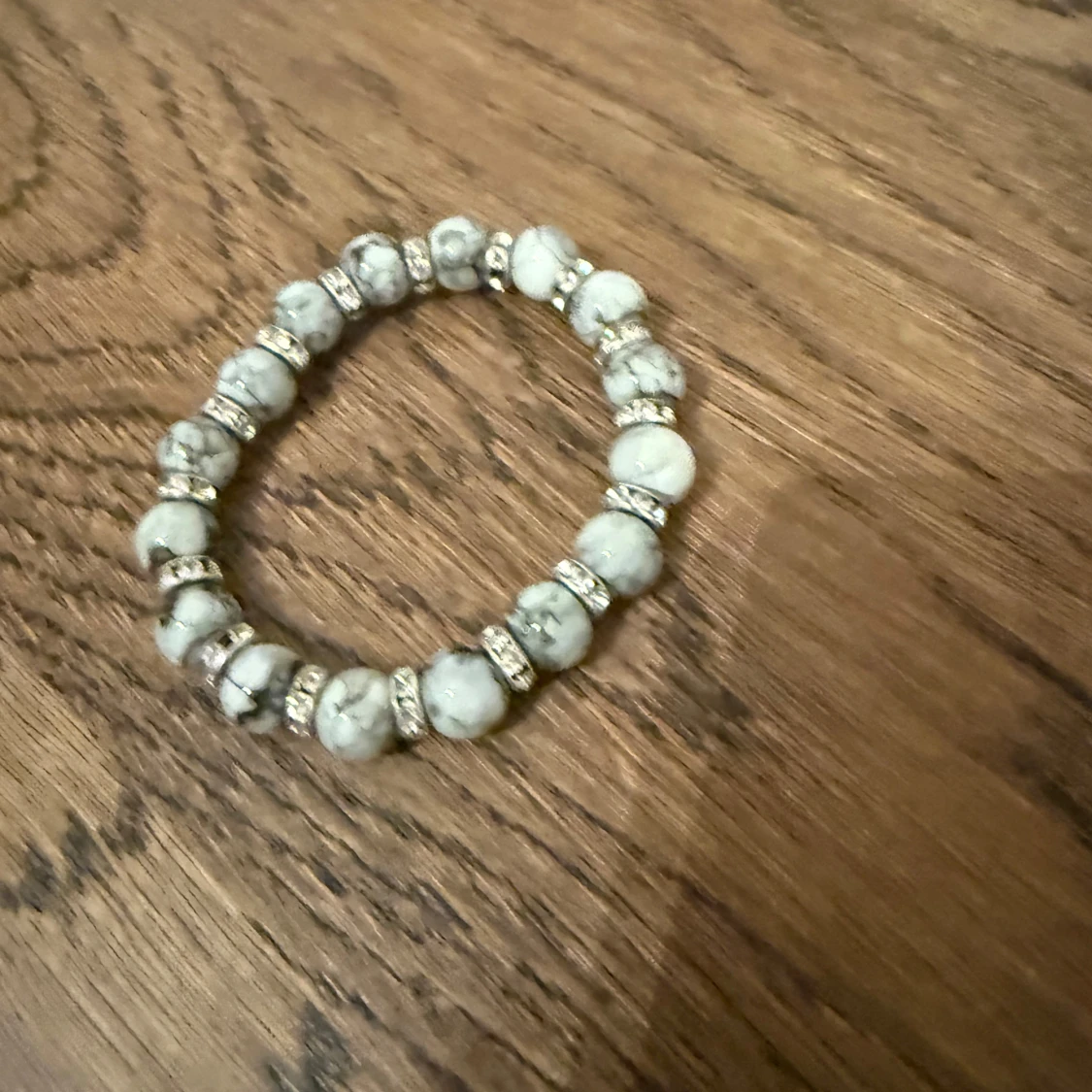 Armband med marmorerade pärlor och strass