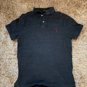 Ralph Lauren pike  - Ralph Lauren piké| skick 9/10 mycket bra| storlek M| pm för mer info🙌🏼(obs pris går diskutera vid snabb affär)