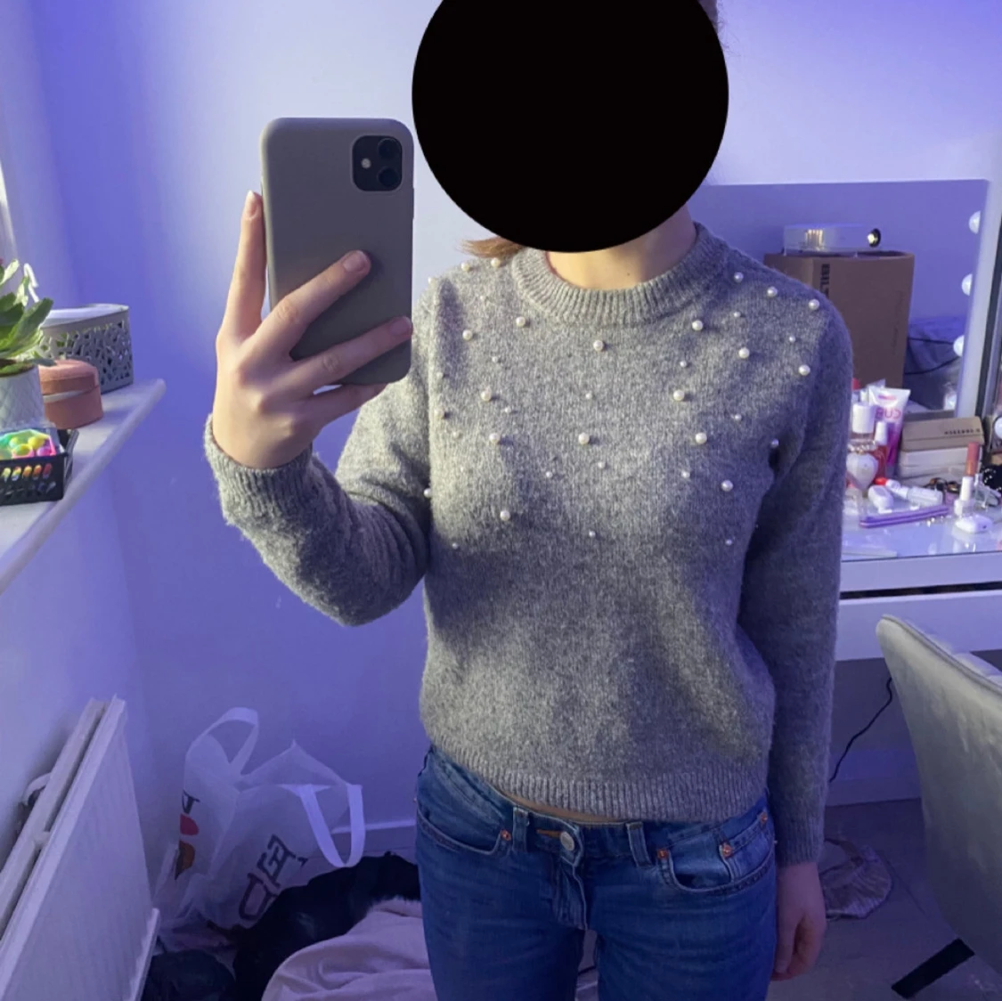 Grå stickad tröja med pärlor