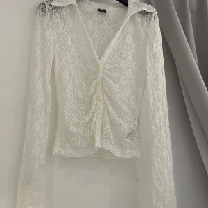 Spets topp  - Säljer min otroliga topp från Gina tricot som aldrig kommit till användning! 