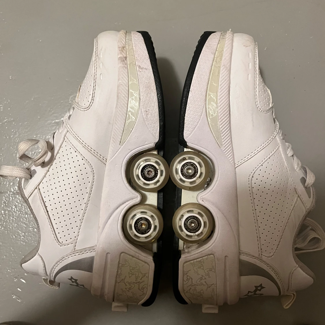 Vita rullskridskor med hjärtan - 1