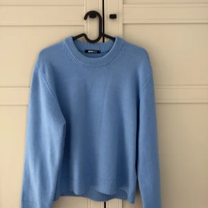 Blå stickad tröja från Gina Tricot - Säljer en snygg blå stickad tröja från Gina Tricot. Tröjan har en rund halsringning och långa ärmar med ribbade muddar. Perfekt för kyligare dagar och enkel att matcha med olika outfits. 💙
