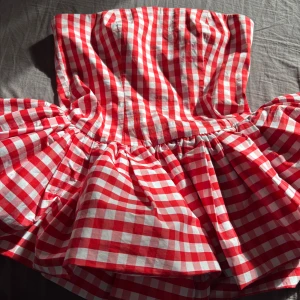 Rutig Peplum Topp - Så himla fin rutig peplum topp från NA-KD💗Skriv innan du köper då annonsen är ute på flera plattformar💗