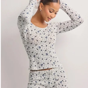 Tröja  - Vit tröja som aldrig är använd! Säljer matchande underdel också. Rabatt vid köp av båda delar  