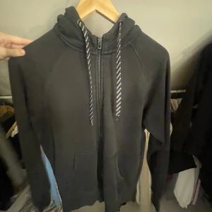 Svart hoodie med dragkedja - Säljer en svart hoodie med dragkedja 