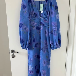 Populär klänning från Gina tricot - Säljer denna enormt fina och populära klänning från Gina då den andra storleken passade bättre🩵 säljer även den vita vid intresse