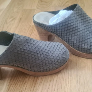 Grön klackskor från Calou - Snygga gröna klackskor från Calou,. Skorna har en robust träklack och en bekväm passform. Perfekta för att ge en stilfull touch till din outfit...supersköna sulor...Nya...300kr