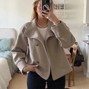 Beige kappa från Gina - Säljer min populära kappa from Gina. Perfekt nu till våren. Använd ett fåtal gånger. 