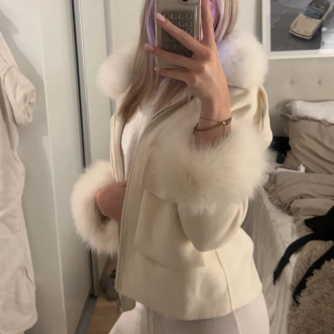 Vit jacka med pälsdetaljer