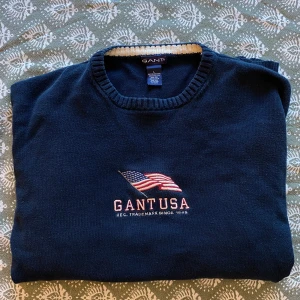Mörkblå tröja från GANT - Riktigt snygg mörkblå gant tröja som är stickad. Den har inga defekter och bara använd någon gång. Pris går att diskutera (Large)
